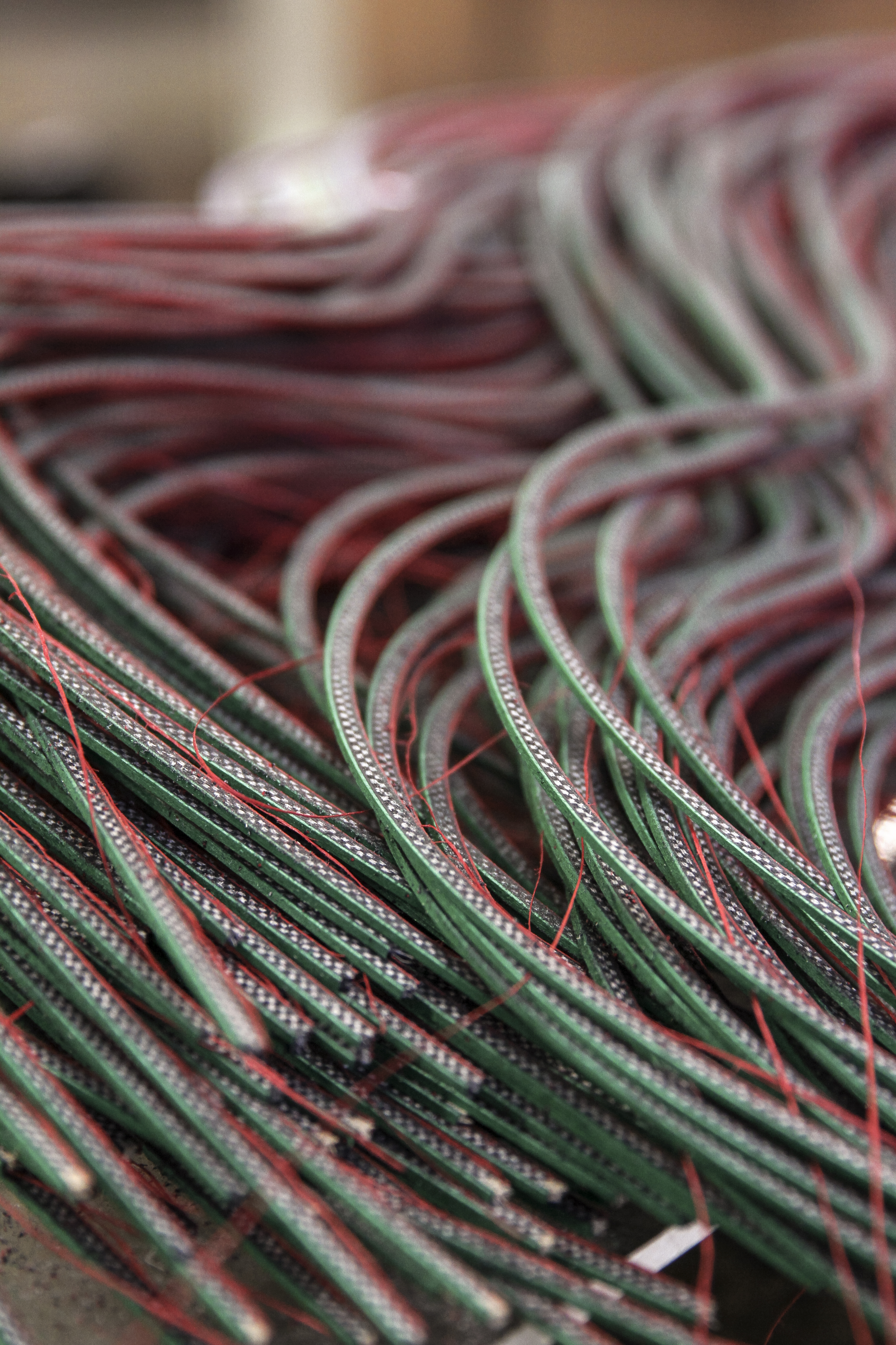 色とりどりの板は、何層にも貼り重ねられ、特殊な方法で圧縮されます。その後、薄く切り出され、細かく繊細な模様を作り出します。 