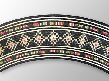 色とりどりの板は、何層にも貼り重ねられ、特殊な方法で圧縮されます。その後、薄く切り出され、細かく繊細な模様を作り出します。 