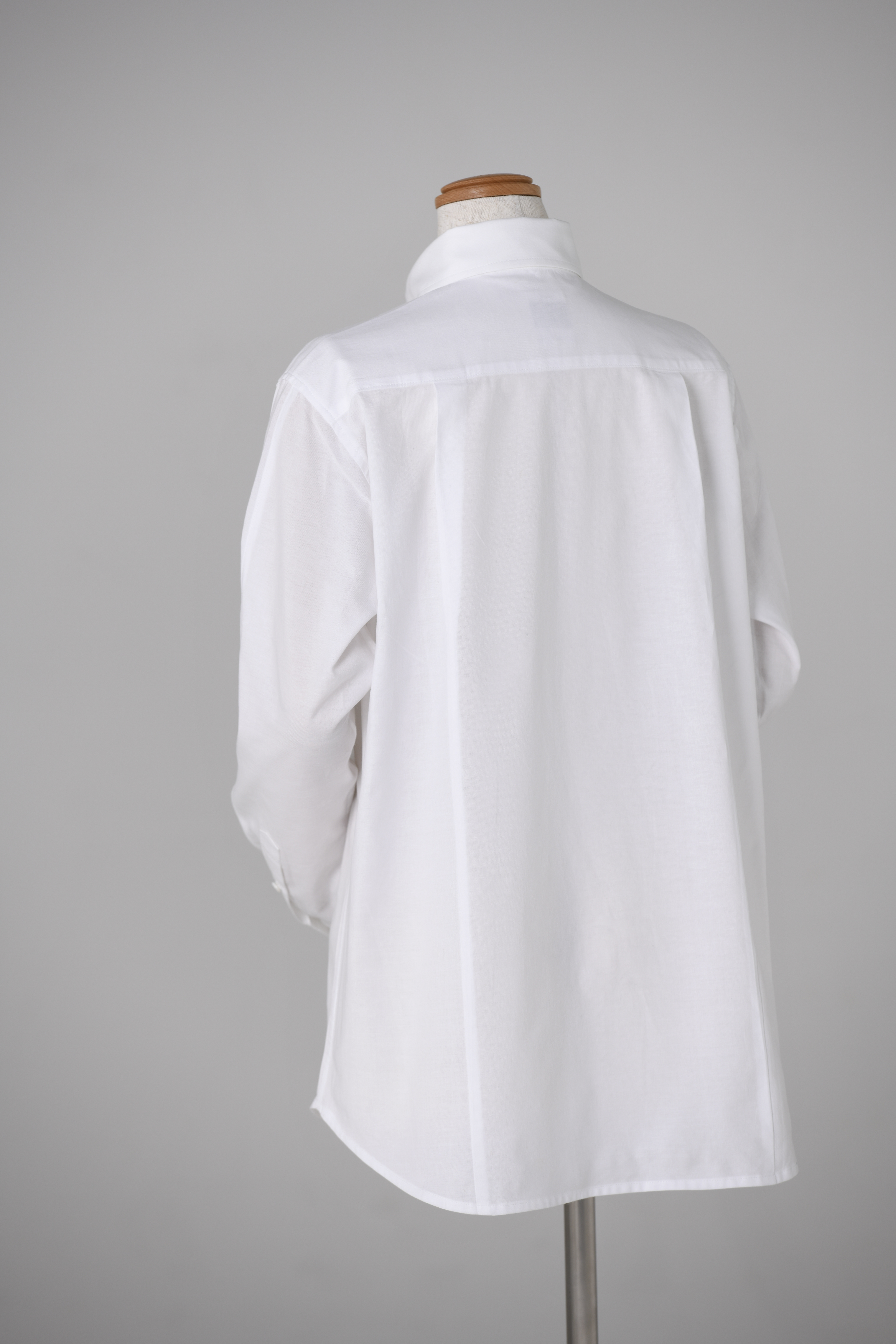 木曾谷国有林で産する天然木曽檜で樹齢300年前後の材料を使用しています。 