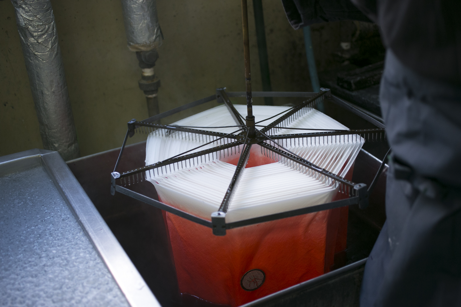 名古屋黒紋付の黒染めは、深く味わい深い黒です。 