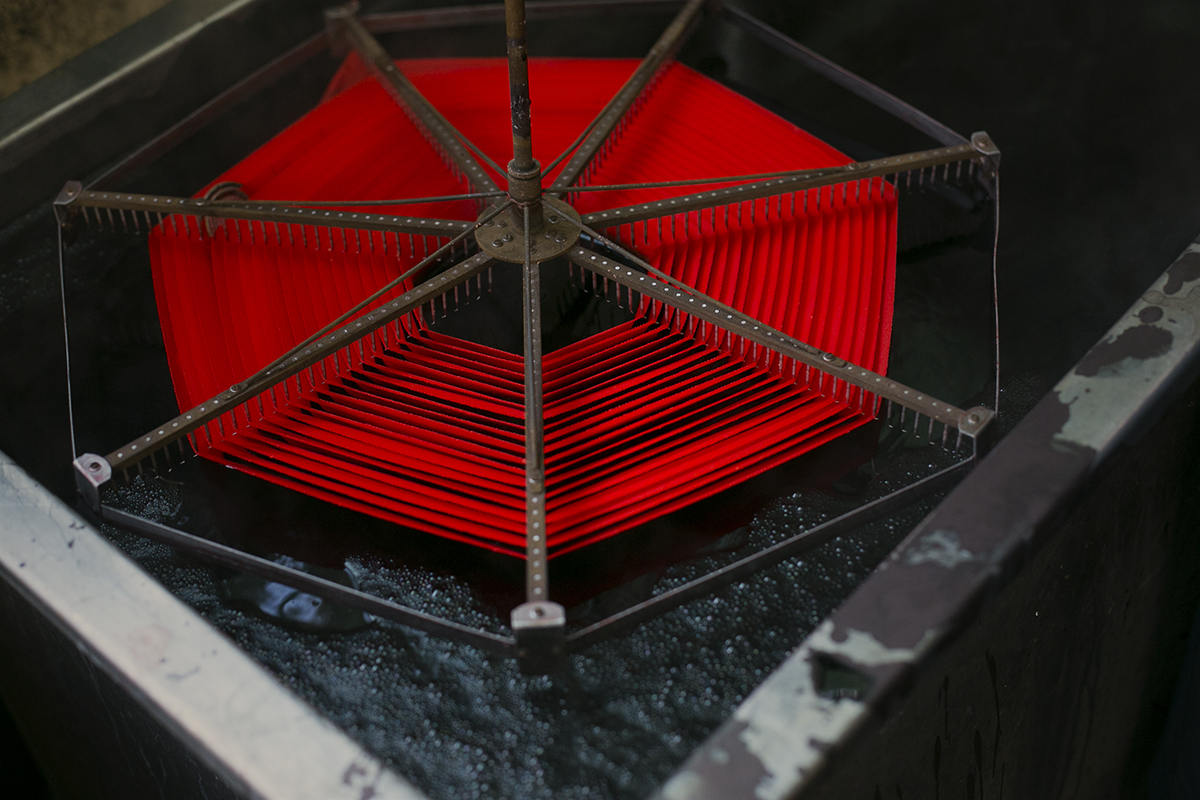 名古屋黒紋付の黒染めは、深く味わい深い黒です。