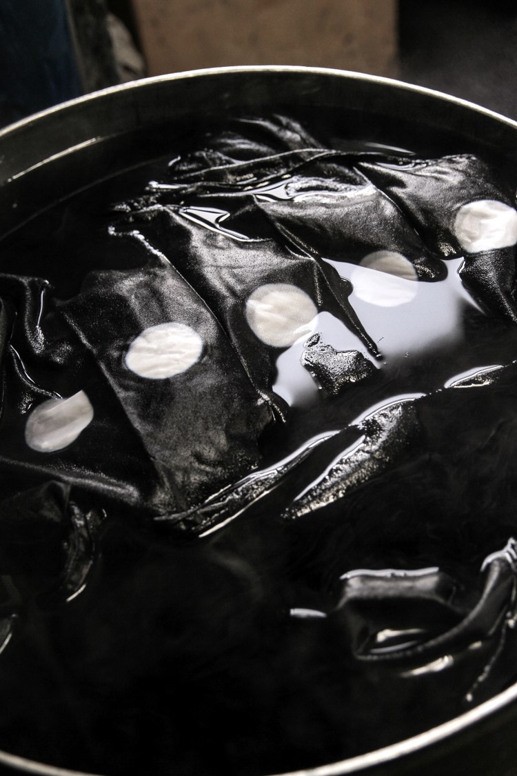 名古屋黒紋付染めの黒を身近に感じてもらうために、手ぬぐい用に、特別に黒の染料を配合し、時間をかけ丁寧に染めています。 