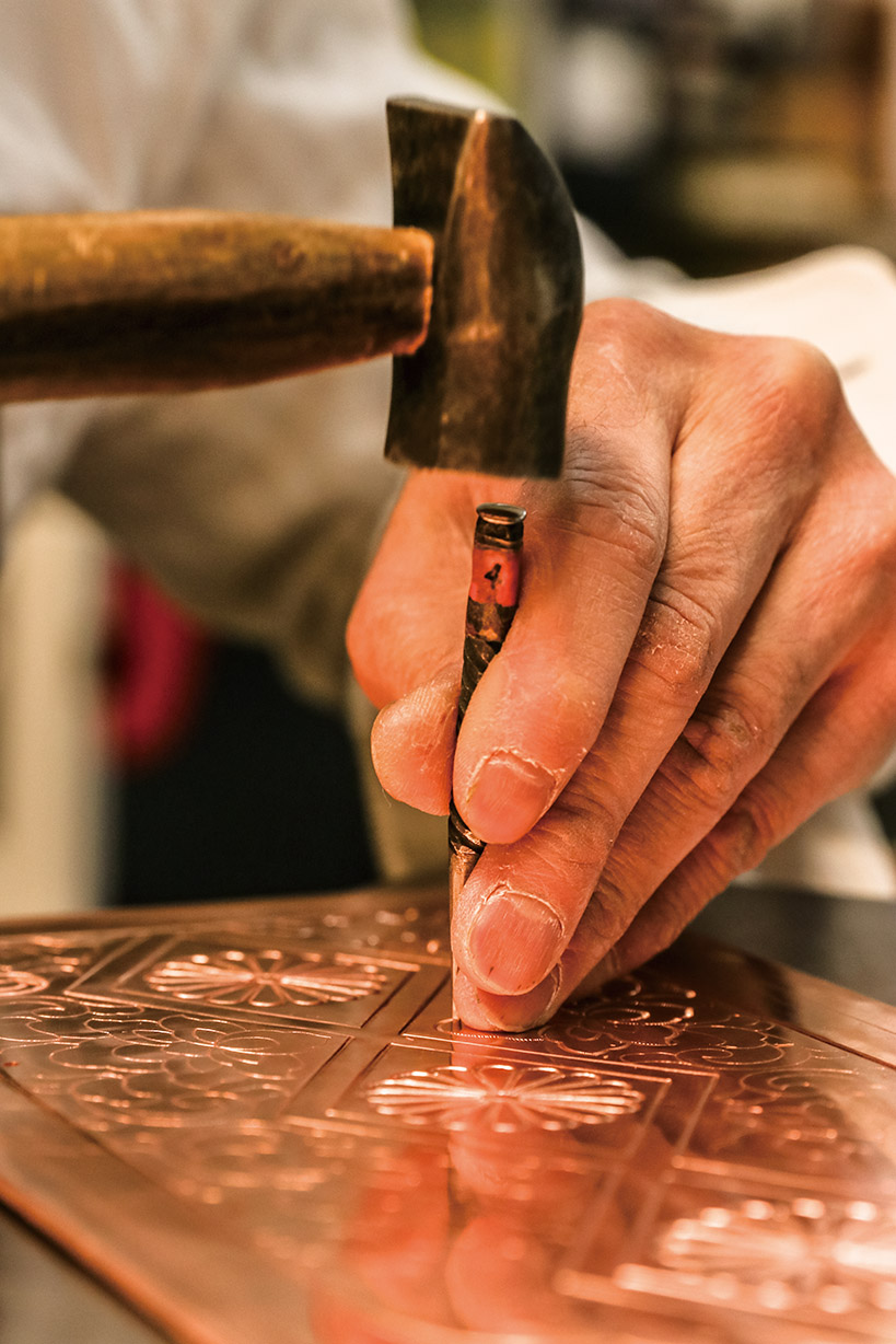 錺金具で使用する鏨（たがね）は、3000本を超えます。