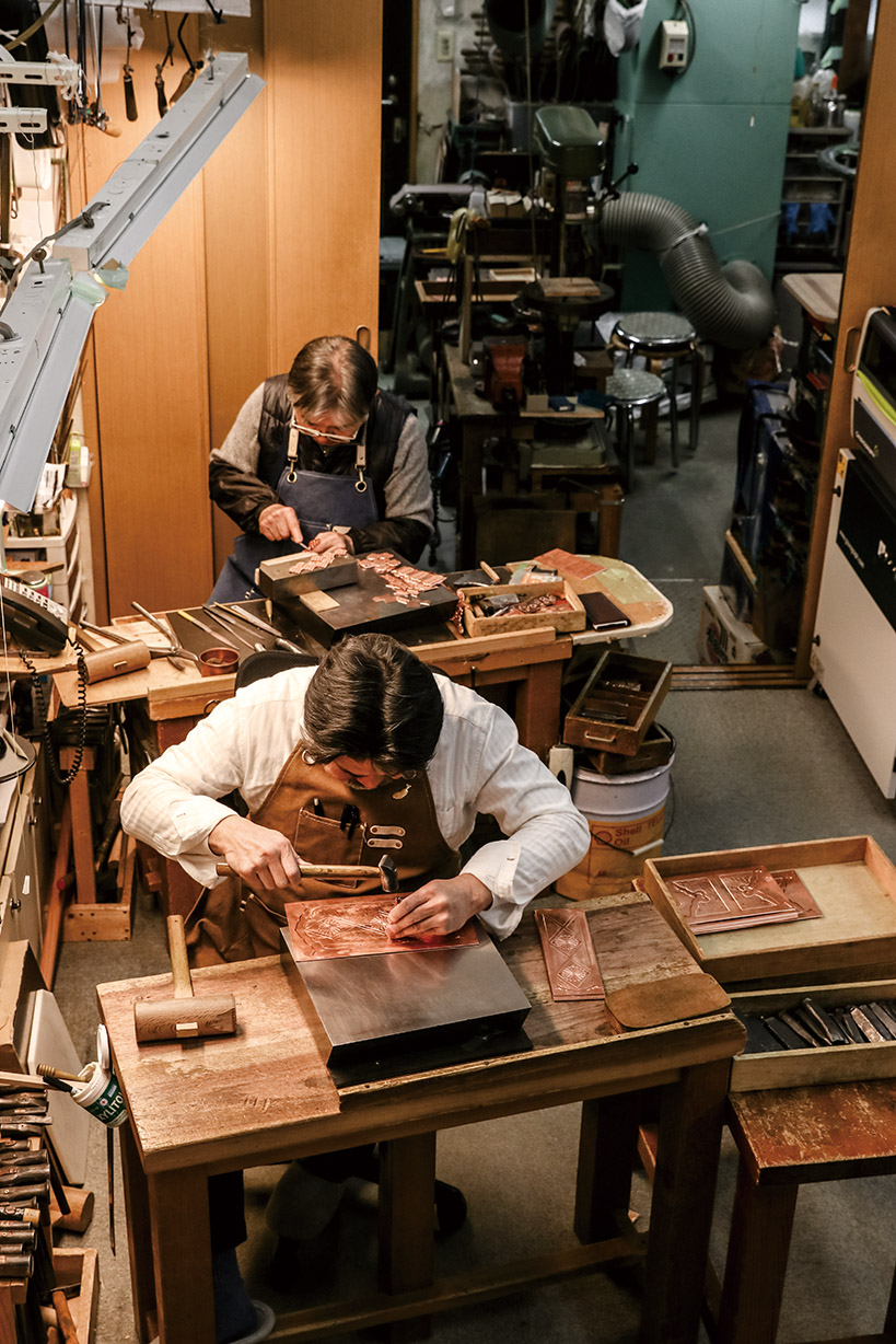 1つ1つ繊細な作業を積み重ねて美しいディテールが作り出されます。