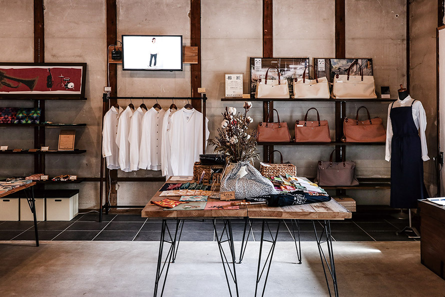 生地問屋として、これまで培った知識とネットワークを活かし、商品をプロデュースし販売しています。